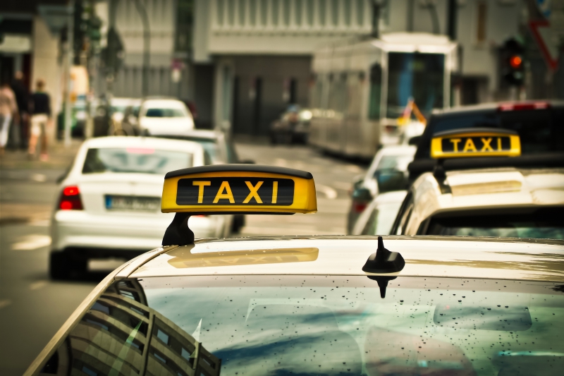 taxis-CONSEGUDES-min_road-traffic-car-glass-driving-city-583084-pxhere.com