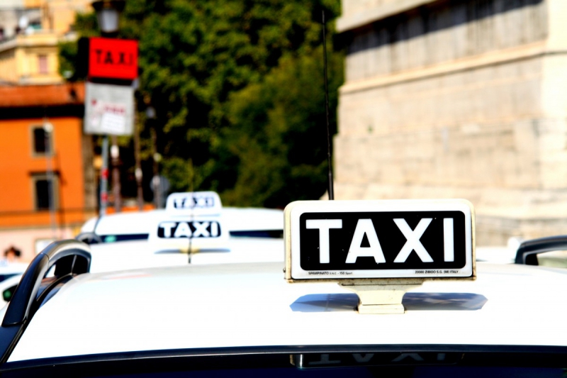 taxis-CONSEGUDES-min_taxi_auto_rome_road_white-1051610